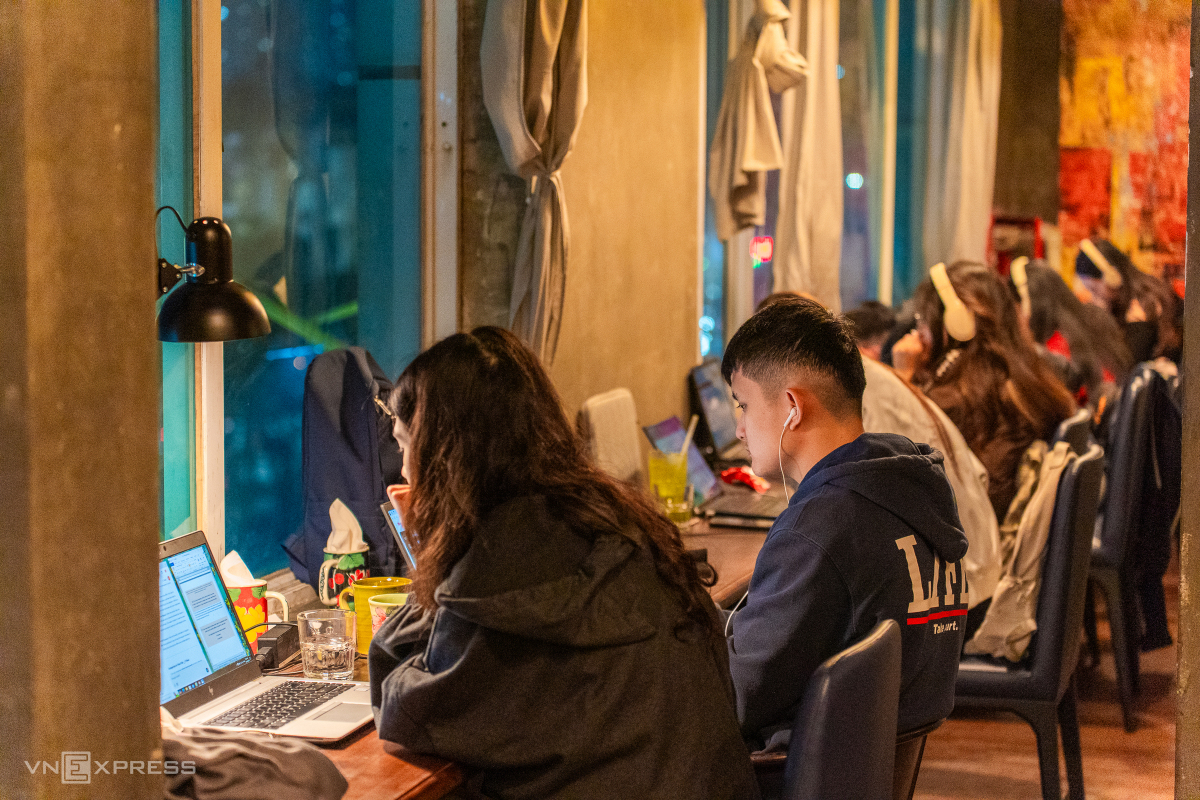 Quán cà phê trang trí ba tấn sách ở Hà Nội